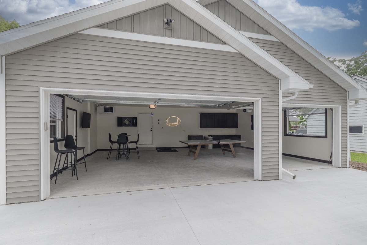Spacious 5-bedroom, 3.5-bath home just 3 doors from iconic Lambeau Field! Perfect for game day groups, families, or weekend getaways, this modern retreat offers comfort, style, and an unbeatable Green Bay location.