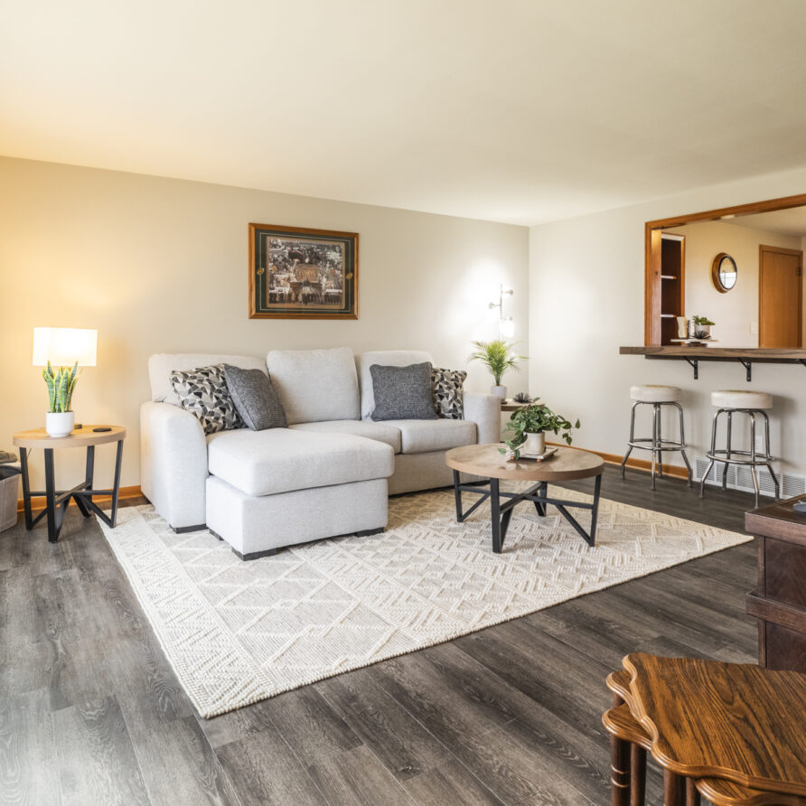 1 Block To Lambeau, 3 BR, Sleeps 6, Pet-Friendly